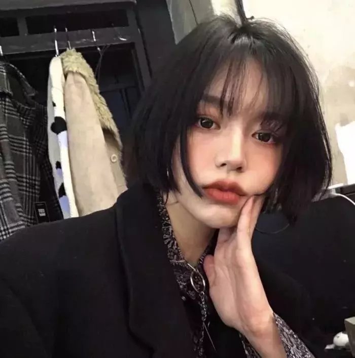 昂首挺胸